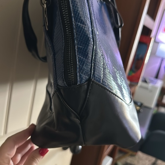 Rareform Maya Crossbody in blue & white - Picture 4 of 6